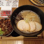 Nanahoshi dou - 白星ラーメン（普通）、ルーローハン