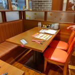 民福北京烤鴨店 - 奥のテーブル席