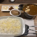 欧風カレー ガヴィアル コレド室町2号店 - ミックスカレー１６００円。コクのあるソースにアサリの旨味が加わって、とーっても美味しくいただきました（╹◡╹）（╹◡╹）