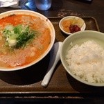 膳 - 坦々麺 780円と、ランチサービスのご飯、漬物。