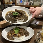 Cina teria HANAYA - 上:角煮カレー 下:海老キーマカレー