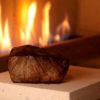 肉のうま味を最大限に引き出す“石窯焼”で提供するステーキ