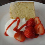 表参道うかい亭 - イチゴシフォンケーキ（アップ）