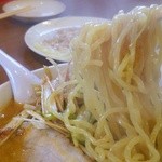 成屋 - 中太麺、柔らかすぎず、固すぎずナイス