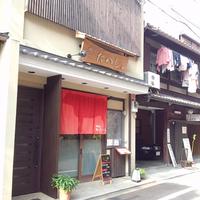 鴨川たかし - 民家に並んで解りにくいかな