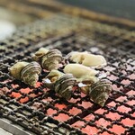 先田商店 - サザエ+牡蠣を焼いてます。