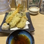 海鮮食堂 魚盛 - 天ぷらは油切りがもう少し欲しいかな。それとネタが硬いのは何故だろう