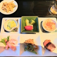 中国料理 カリュウ(ヨコハマ グランド インターコンチネンタル ホテル) - オードブルです。最初から綺麗に取り分けられています。特に、酢漬けは大変気に入りました。こごみを使った料理も春らしさを感じます。