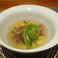 やすい - 先付け：蛍烏賊の玉締め（たまじめ）の上部には とろみのある綺麗な汁にこごみの緑色が映え、周囲に紫蘇の花が彩りよく散らしてあります。身体が温まりますョ！ 
