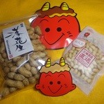 池田食品 - 北海道の豆まきは落花生（右は道産炒り大豆）