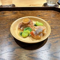 御料理 ふじ田 - 先付：イイダコ、そら豆、山うど、こごみ、赤貝＆北寄貝（酢味噌和え）
                    
