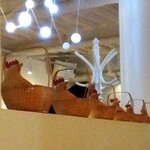 Kastanie - 店內裝飾的馬特里奧什卡風格雞籠