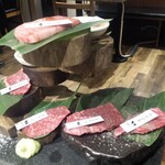 USHIHACHI - 黒毛和牛一頭盛り …  厳選肉6種・新鮮ホルモン2種
                 … 三角バラ、リブロース、シンタマ、リブマキ、カメノコ、上ハラミ、シマチョウ、上ミノ