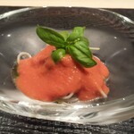 NANA HIRO - 六品目　岡トマト　熊本の蓮根素麺　蓮根が練り込まれた麺を使い栃木県の農家のトマト、バジル、オリーブオイルを使った冷製カッペリーニ　
