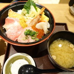 北海道バル 海 - 海鮮丼は味噌汁付き