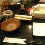 Tonkatsu Hamakatsu - 食事の準備(すり鉢・すりこぎ・漬け物等が最初に出されます)