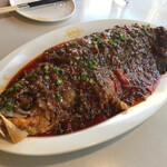 本格四川料理 蜀魚記 - トウバンジャンの焼ける匂いがガーンと香る大千干焼魚（ダーチェンガンシャオユィー）3,980円要予約