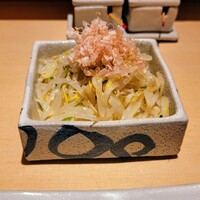 地葉 栄 - お通しはもやしのお浸し、おかわりできる