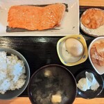 いぶし亭味彩処 - 料理写真:サーモン腹ス焼き定食