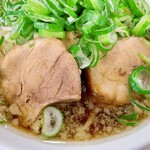 麺's ラッキーパンチ - ホロホロのチャーシューはデフォルトで2枚乗ります