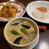 KOWLOON - グリーンカレー、自家製広東チャーシューのネギ和え