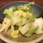 酒と味噌煮込み 味噌煮込罠 - ライスに付いてくる漬物