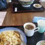 240468800 - チャーハン、向かいは手打ちラーメン。