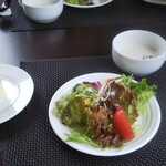 LA BISTORIA - サラダ(豪華すぎる前菜から変更)、白菜のポタージュ、自家製フォカッチャ、水。