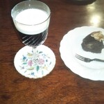 シティーライト - 琥珀の女王(左)    ノアケーキ(右)。