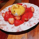 創作料理Ryota  - ブッラータチーズ　苺　パッションフルーツのソース