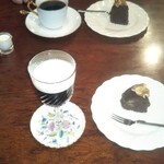 シティーライト - 手前    琥珀の女王(左)    ノアケーキ(右)、奥   ノアール(左)   ノアケーキ(右)。