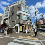 麺屋 いわ田 - 画像中央黄色の暖簾が入り口