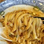 麺屋 いわ田 - まぜそば並¥850内　トッピング(生卵にんにく玉ねぎ辛味)全部盛り　さほど辛くはないがしょっぱめ。麺は完食できたが汁と具はライス抜きでは難しい