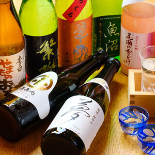 種類豊富な日本酒とワインが魅力。沖縄らしい一杯も