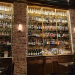 TOKYO Whisky Library - 棚には、1300種類のウィスキーが、、、壮観です