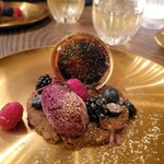 TOKYO Whisky Library - デザート。濃厚なチョコレートの味にも負けない、ロイヤルと合わせて。トロリとしたフォンダンショコラとカシスのソルベも、盛り付けも素晴らしい❗