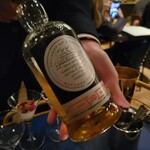 TOKYO Whisky Library - アミューズに合わせて、オレンジをバーナーで炙り、グラスを燻して、こちらのウィスキーと炭酸でハイボールをグラスで。