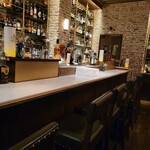 TOKYO Whisky Library - お店 入ってすぐにあるカウンターの様子 食事をしないでも バーカウンターとして使用可能