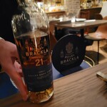 TOKYO Whisky Library - シェリー 種の樽で寝かせられた こちらは 濃厚な甘さ。 ロックにして ゆっくりと氷が溶けていくのと楽しむ。