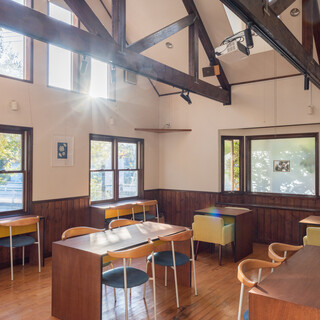 リラックスと美食が融合する、自然光溢れる店内とテラス席