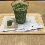Nana's green tea - 綺麗な緑です。本格的な苦みの大人の味。抹茶ラテ　Mサイズ　アイス　イートイン　550円。