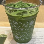 Nana's green tea - まるでガラスのコップ！実はペコペコのプラスチック！抹茶ラテ　Mサイズ　アイス　イートイン　550円。