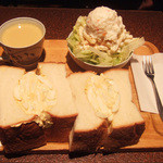 アメリカン - サンドイッチセット(1100円)のタマゴサンド。コーンスープとサラダ付き