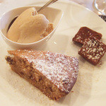 サンク・オ・ピエ - サンク・オ・ピエ ジビエ尽くしのコース2014(6800円)のイタリア産栗粉とアーモンド粉レーズンと胡桃のケーキ、生チョコ パヴェのコアントロー風味、さかもとこーひー"カフェ・エクル"のアイスクリーム