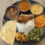 Rama's Bridge - スリランカカレー@1350 熱々で食べたいです。辛さはホットです。チキンはカレーで煮込まれて味付いてますが、チキン自体が美味しくないです。