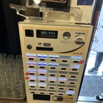 メヂカそば 吟魚 - お店に入ってすぐ右側にある券売機