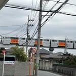 メヂカそば 吟魚 - お店から見た多摩モノレール