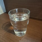 メヂカそば 吟魚 - お水は券売機の横に給水器があるので、自分で汲んで、案内されたカウンター席に着きます。