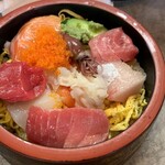 錦平 - お昼時のメニューは、海鮮丼（1,100円）のみです。どのネタも厚めで脂がのってます。