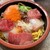 錦平 - 料理写真:お昼時のメニューは、海鮮丼（1,100円）のみです。どのネタも厚めで脂がのってます。